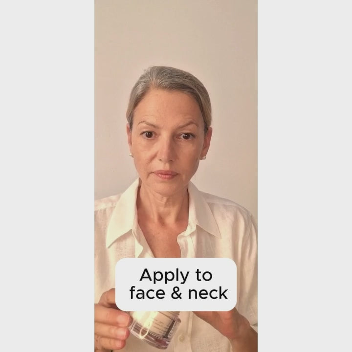 Video tutorial Bonjour La Vie Day And Night BioRevitalizing Cream: applica la crema su viso e collo e massaggia delicatamente dal centro verso l'esterno del viso.